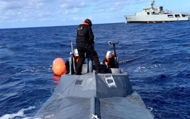 В Атлантиці затримали напів субмарину з 1,7 тонн кокаїну на борту