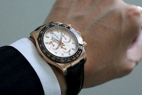Кабмін домовився закупити 320 наручних годинників з гравіюванням "Від прем'єр-міністра"на 482,4 тис. грн