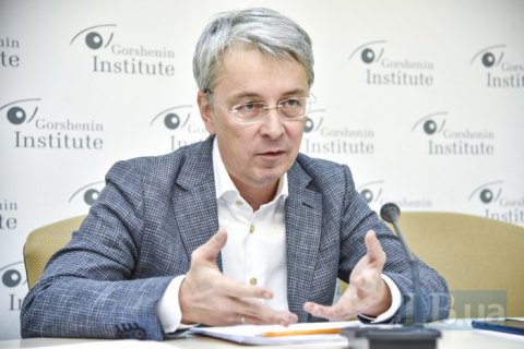 Ткаченко вважає чутки про небезпечність вакцини AstraZeneca кампанією з боку РФ