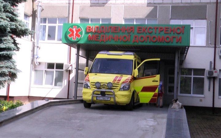 «Викликайте швидку»: у Житомирської райлікарні відмовилися допомагати жінці, якій стало зле біля території клініки
