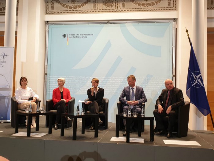 Мари-Луиза Бек (вторая слева), А.Хуг и Алексадр Рар (крайний справа) на дискуссии об Украине