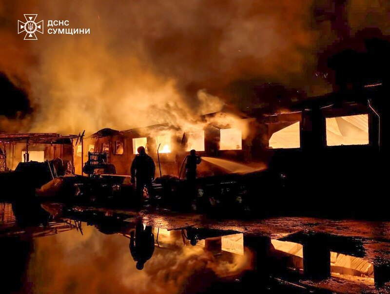 У Шосткинській громаді після обстрілів РФ зайнялася масштабна пожежа