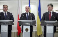 Война на Донбассе не должна тормозить реформы в стране, - Порошенко