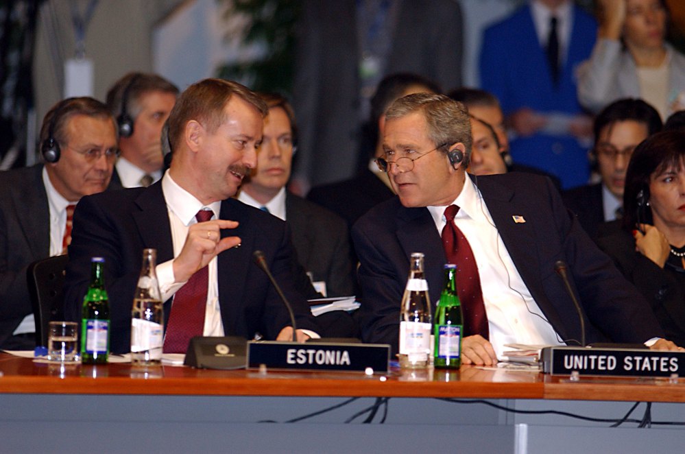 Президент США Джордж Буш і прем'єр-міністр Естонії Сіім Каллас під час саміту НАТО у Празі, 22 листопада 2002 року.