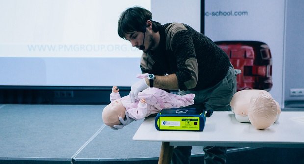 Ярослав Вус під час лекції з першої допомоги для батьків