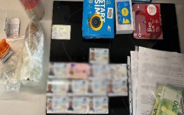 У Києві судитимуть 14 шахраїв, які знімали гроші з банківських карток громадян Чехії