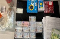 У Києві судитимуть 14 шахраїв, які знімали гроші з банківських карток громадян Чехії