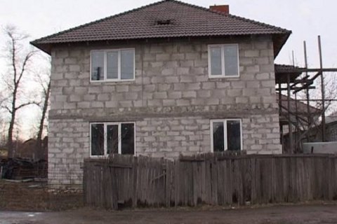 В Киеве неизвестный выстрелил в недостроенный дом из гранатомета
