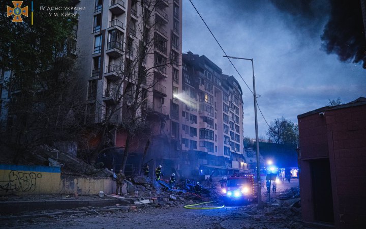 ​10 людей постраждали, одна загинула внаслідок ракетного обстрілу житлового будинку в Києві (оновлено)