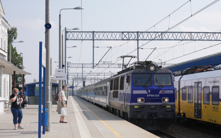 Два українські поїзди затримаються через сходження вантажного поїзда у Польщі