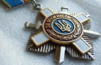 Сестра погибшего в Ил-76 десантника вернула Порошенко орден брата