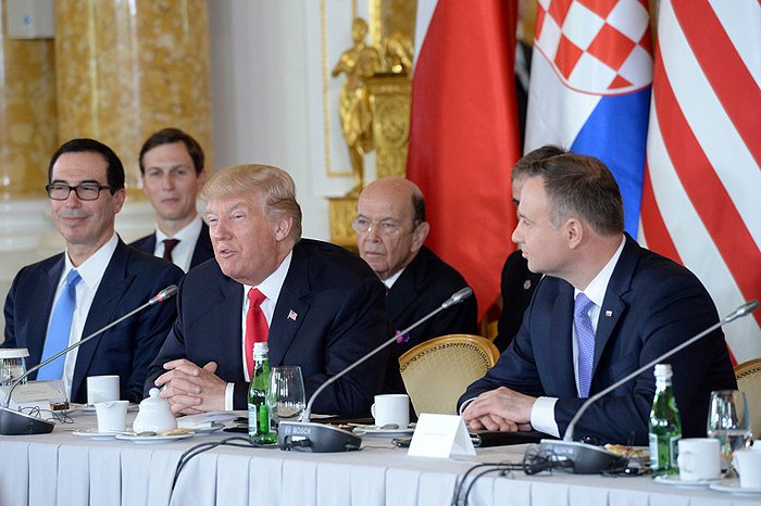 Президент Польщі Анджей Дуда (справа) і президент Сполучених Штатів Дональд Трамп (в центрі) під час самміту 'Ініціатива трьох
морей' у Варшаві, 06 липня 2017 р.
