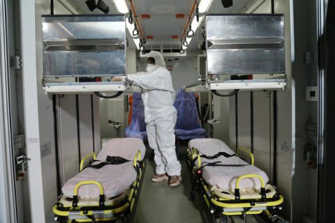 Двух пассажиров из Китая с ОРВИ госпитализировали в Киеве