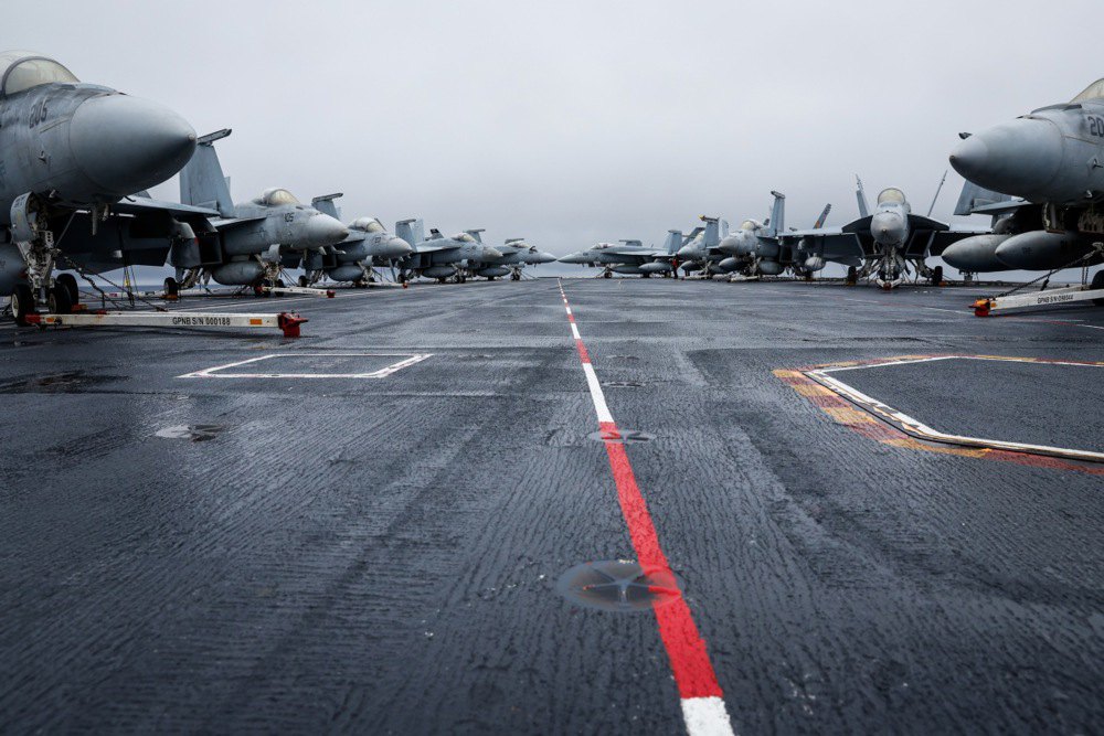 Винищувачі F-18 стоять на палубі авіаносця USS Gerald R. Ford у східній частині Атлантичного океану, поблизу
Франції.