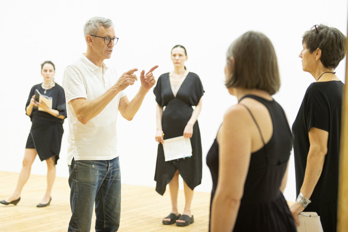 Режисер Річард Максвелл з акторками під час репетиції вистави «Ґалісія» 