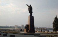 В Запорожье милиция не дала снести памятник Ленину у ДнепроГЭС