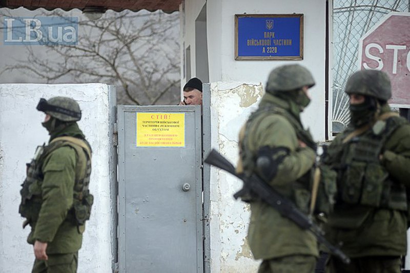 'Зелені чоловічки' біля військової частини в Криму, березень 2014