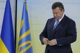 Обеспокоенный пожарами Янукович возвращается в Киев 