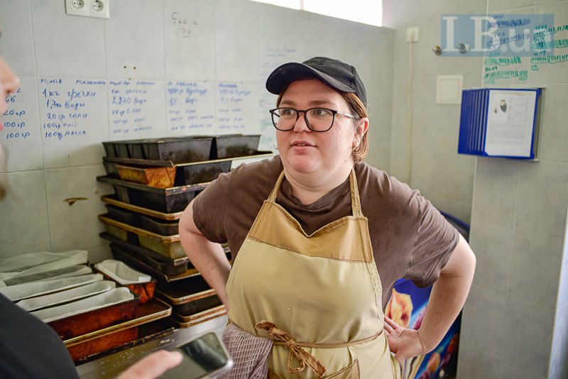 Катя прийшла в Good Bread і вже другий рік працює тут. Як треба допомогти в цеху — йде в цех, як на пакованні — іде пакувати, як треба допомога на мийці — йде на мийку.