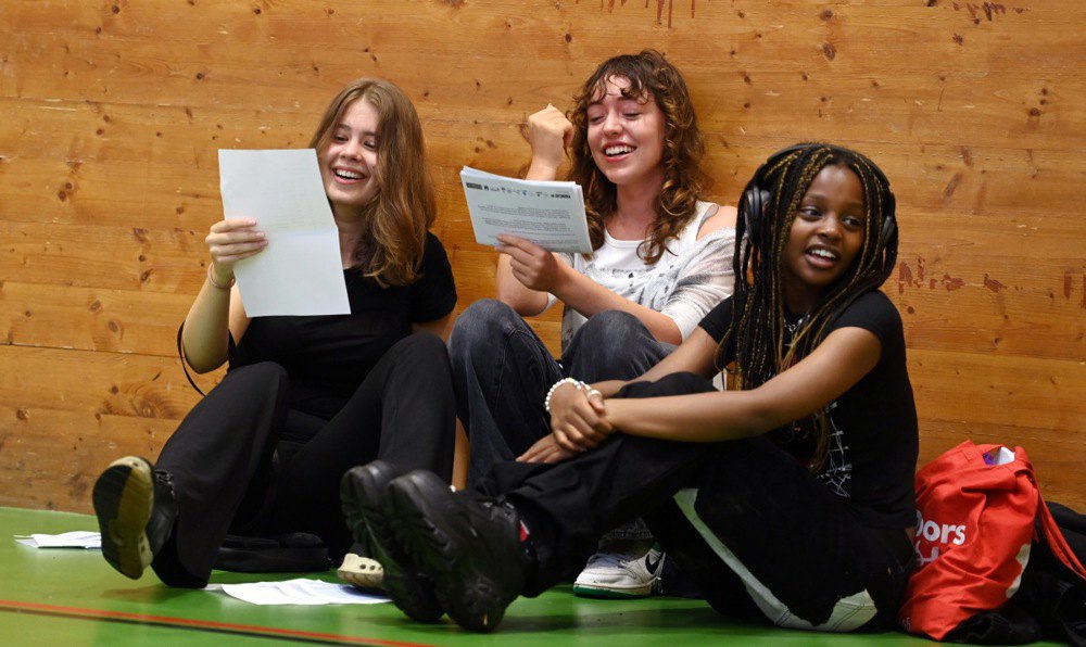 Учениці отримують сертифікат про середню освіту (<i>GCSE</i>) в лондонській школі