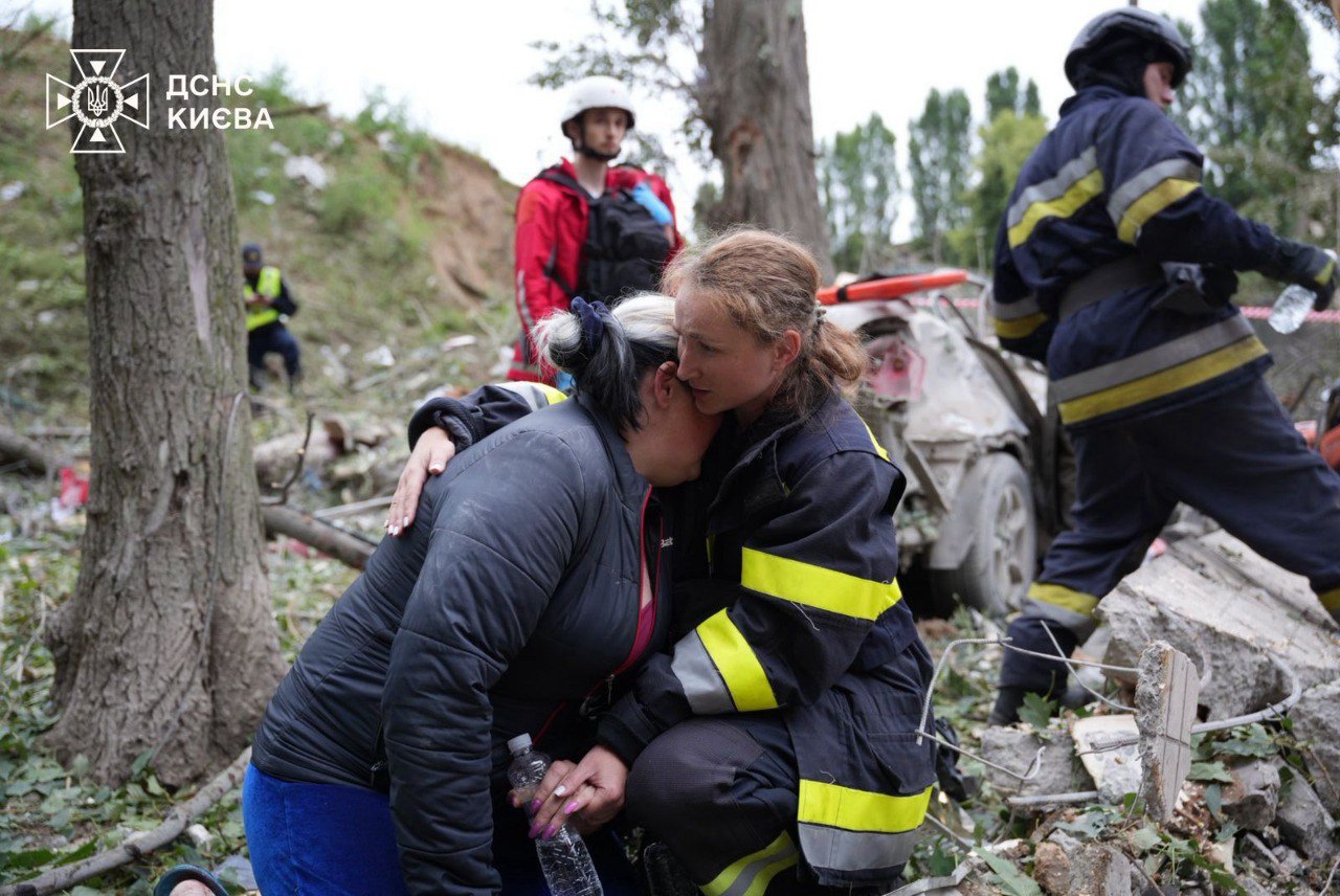 Психологи ДСНС спілкуються з потерпілими та їх родичами на місці обстрілу 31 липня