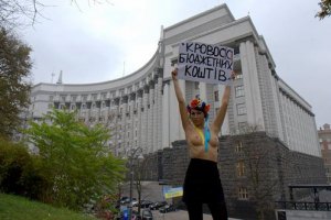 Азаров готов помочь девушкам из FEMEN пробиться в политику