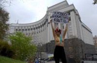 Азаров готов помочь девушкам из FEMEN пробиться в политику