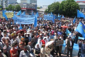 Мирный митинг крымских татар в Бахчисарае пытались сорвать военными вертолетами