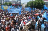 Мирный митинг крымских татар в Бахчисарае пытались сорвать военными вертолетами