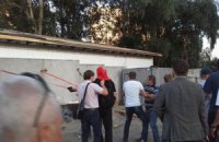 В Киеве на Радужном массиве местные жители снесли забор стройки