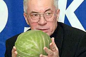 Азаров думает дать льготы продавцам овощей на оптовых рынках