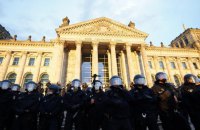В Берлине участники акции против карантинных ограничений штурмовали Рейхстаг