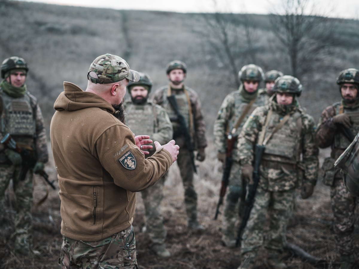 Тренування військовослужбовців на полігоні.