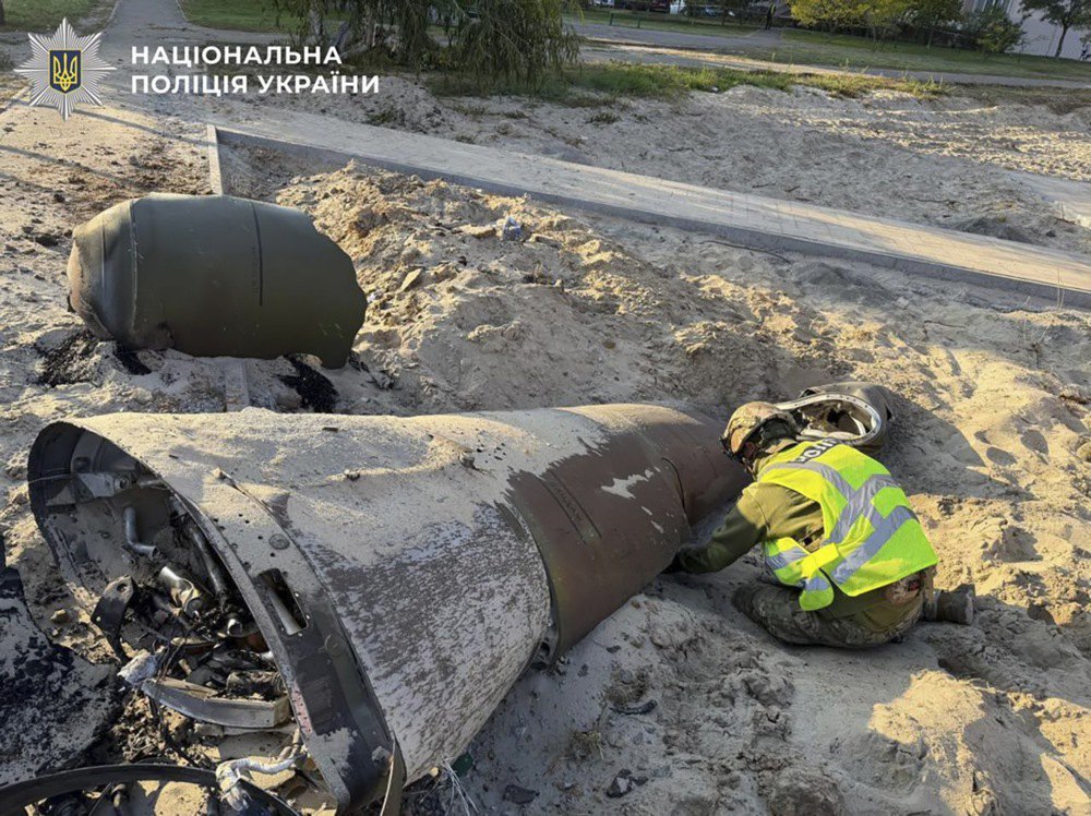 Сапери працюють з російською балістичною ракетою, яка не вибухнула, Київ, 7 жовтня 2026 року
