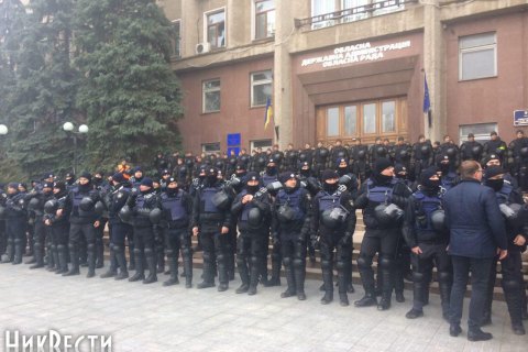 Николаевский облсовет взяли под охрану полтысячи силовиков, но часть противников Савченко прорвалась на заседание (обновлено)