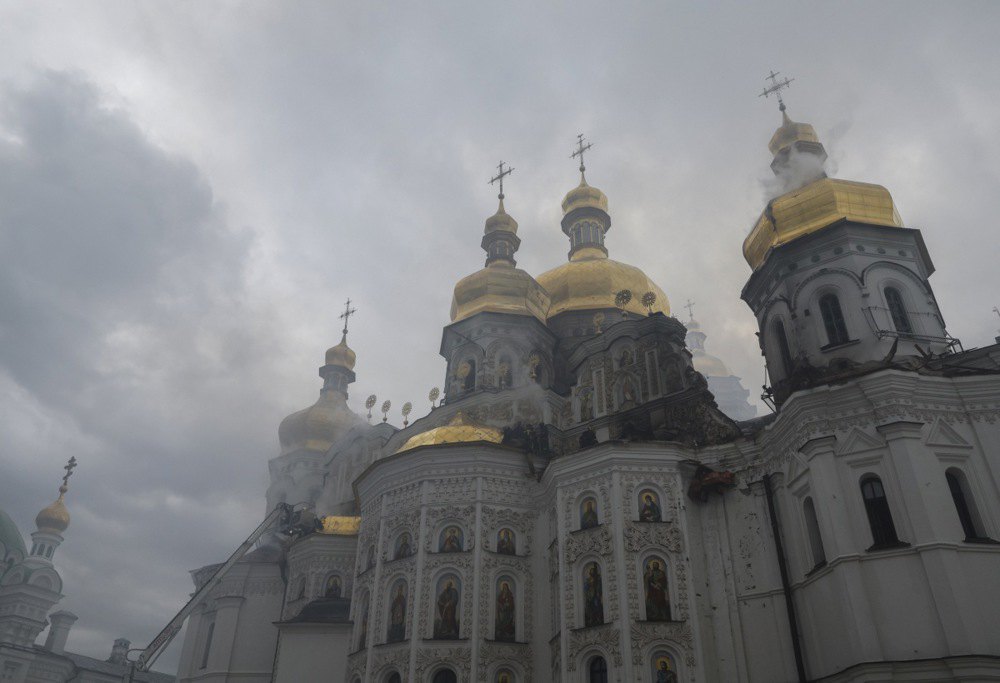 Ліквідація пожежі на даху Успенського собору Києво-Печерської лаври 