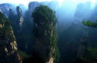 В китайских горах открыли стеклянную тропу над пропастью