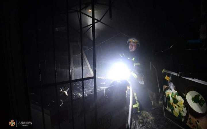 Унаслідок російського обстрілу загорівся магазин у Миколаєві