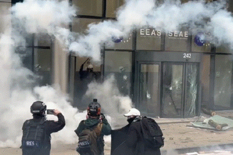 У Брюсселі під час мітингу проти ковід-обмежень розгромили фасад офісу Борреля