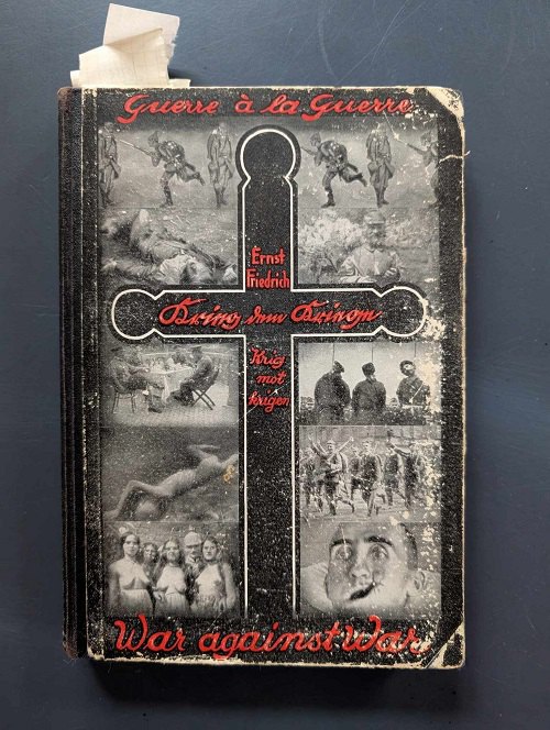 Книга «Війна проти війни» Ернста Фрідріха (1924), виставка «Обличчя ока», 2024, Берлін