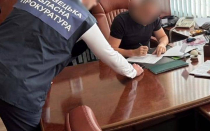 На Буковині десятьох посадовців підозрюють у розтраті 10 млн грн з бюджету під час закупівель та розгляду земельних питань