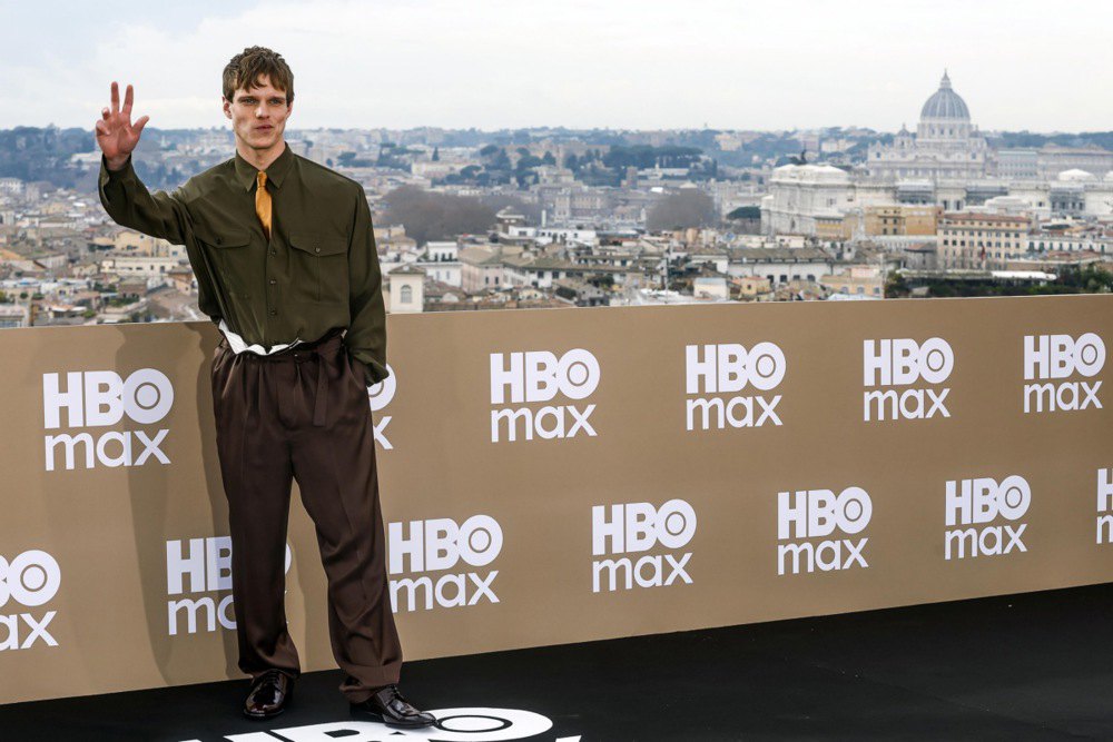 Фінн Беннет позує під час фотосесії для серіалу