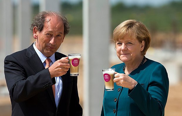Канцлер Німеччини Ангела Меркель і главный Пауль Бюльке під час церемонії початку будівництва заводу Nestle в Шверині,
Німеччина, травень 2013 
