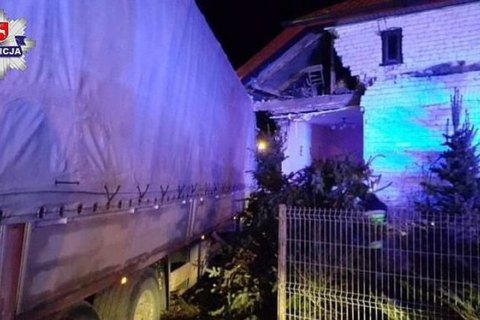 У Польщі українець заснув за кермом вантажівки і врізався в житловий будинок