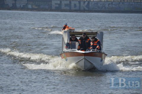 В Киеве спасатели достали со дна Днепра затонувший катер
