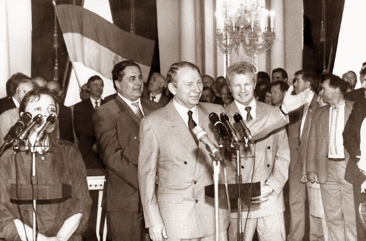 8 червня 1995 року. Президент України Леонід Кучма і голова Верховної Ради Олександр Мороз підписали Конституційний договір
