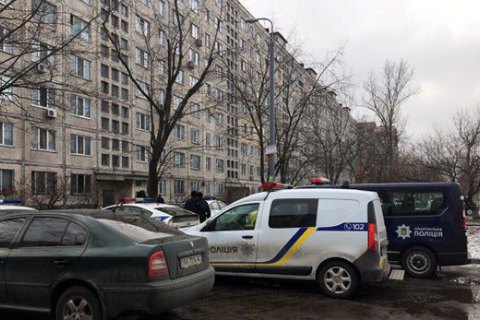 Поліція Києва зі стріляниною затримала чоловіка, який забарикадувався в квартирі