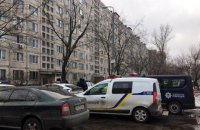 Поліція Києва зі стріляниною затримала чоловіка, який забарикадувався в квартирі