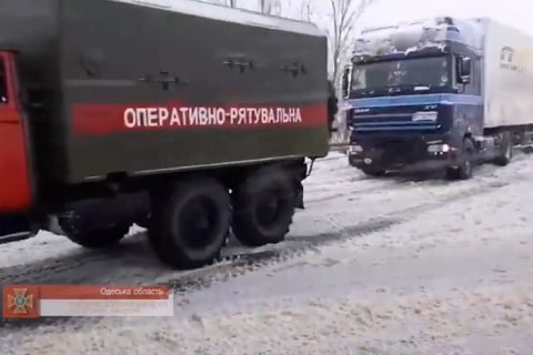 На Одещині через негоду утворився чотирикілометровий затор із 100 вантажівок