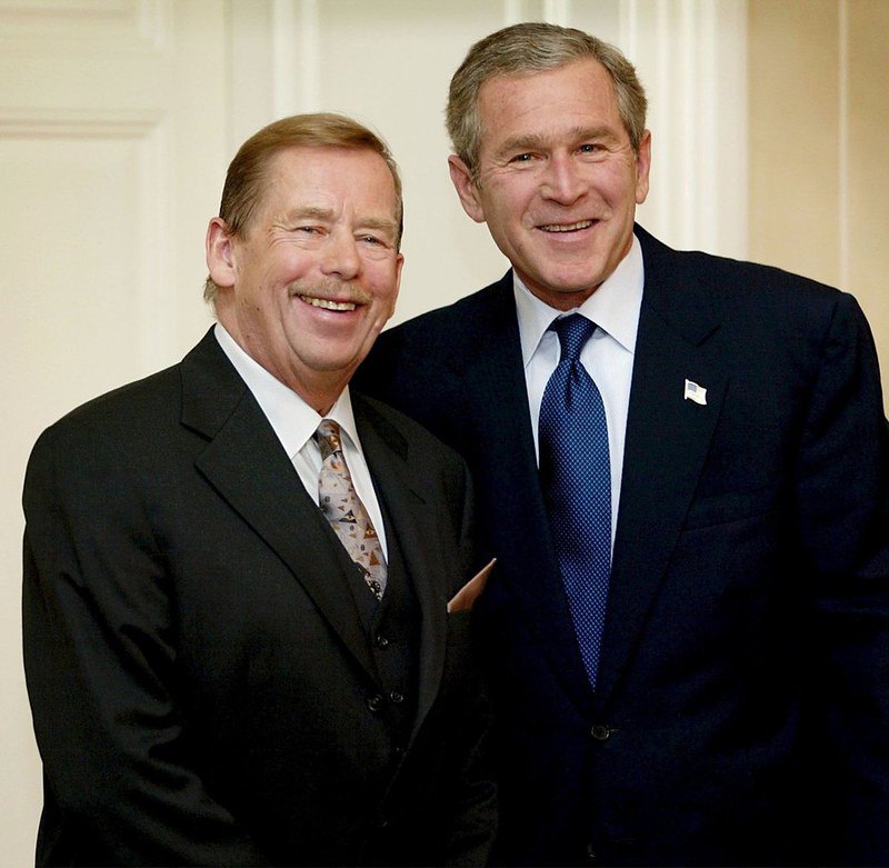 Президент Чехії Вацлав Гавел і президент США Джордж Буш на саміті НАТО в Празі, листопад 2002 року